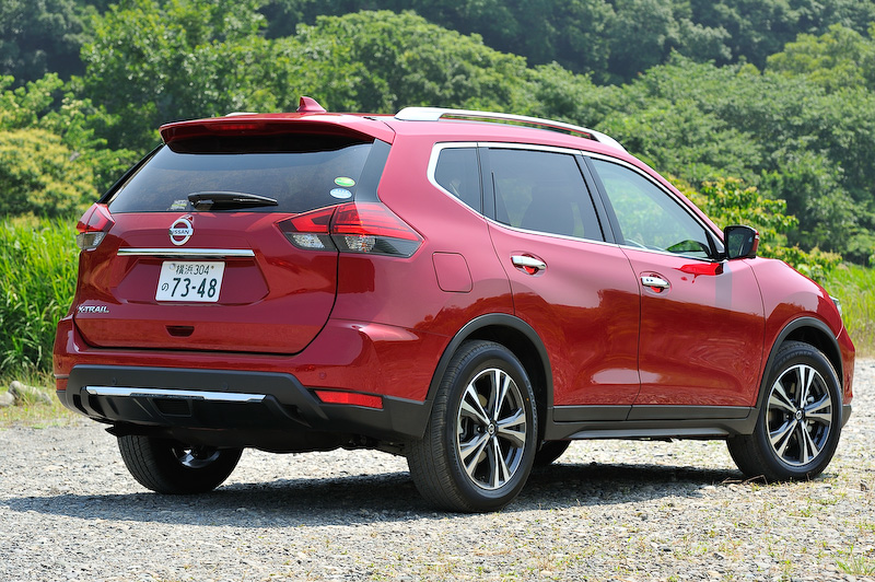 こちらはガソリン仕様の「20X」（3列シート/4WD）で、ボディカラーは新色のガーネットレッド。価格は282万7440円。ハイブリッド車と同様に直列4気筒DOHC 2.0リッター直噴エンジンを搭載し、JC08モード燃費は15.6km/L～16.4km/Lとなっている。足下では新デザインの18インチアルミホイール（タイヤサイズ：225/60 R18）を装着