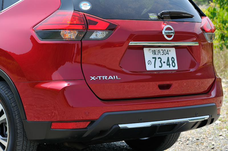 リアまわりでは精悍なイメージを高めたリアコンビネーションランプ、ワイドスタンスを表現したリアバンパーを採用