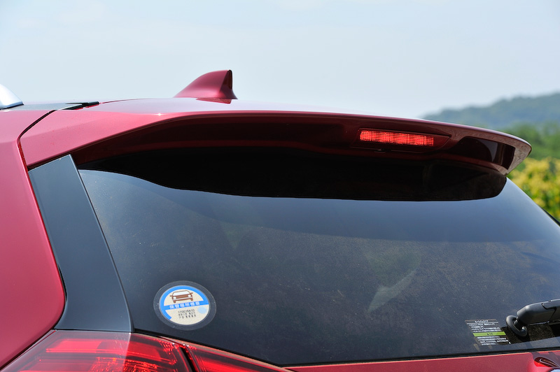 リアまわりでは精悍なイメージを高めたリアコンビネーションランプ、ワイドスタンスを表現したリアバンパーを採用