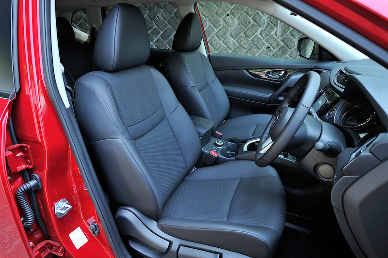 マイナーチェンジに伴い、インテリアでは新形状のインストパッドやステアリングホイールを採用するとともに、コンソールリッドのステッチラインやドアフィニッシャーカラーの変更も行なわれた