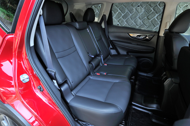 マイナーチェンジに伴い、インテリアでは新形状のインストパッドやステアリングホイールを採用するとともに、コンソールリッドのステッチラインやドアフィニッシャーカラーの変更も行なわれた