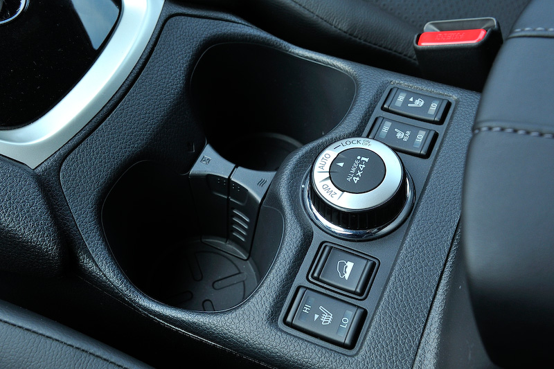 インテリアカラーはブラック。20Sを除くガソリン車の2列シート車の後席ではスライド機構とリクライニング機構が新たに備わるとともに、背面分割も従来の6：4から4：2：4に変更された