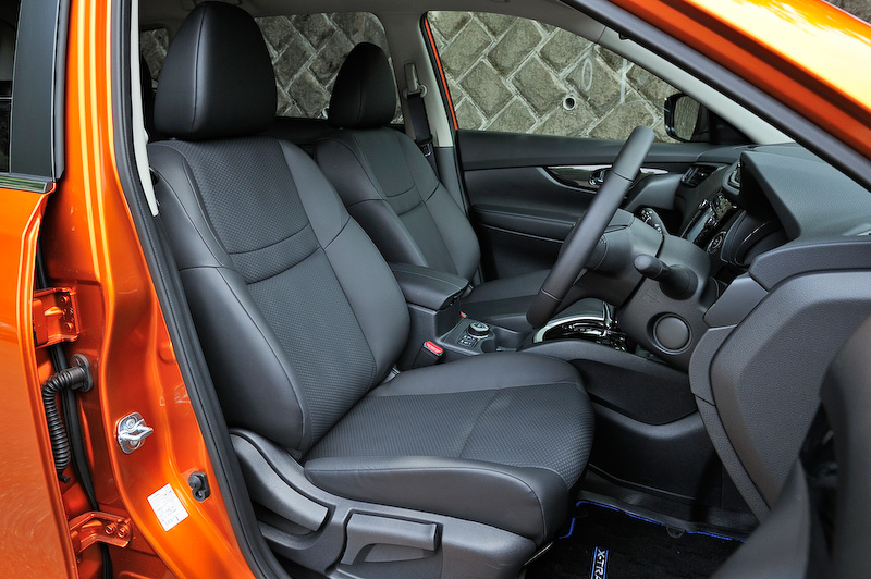 インテリアカラーはブラック。20Sを除くガソリン車の2列シート車の後席ではスライド機構とリクライニング機構が新たに備わるとともに、背面分割も従来の6：4から4：2：4に変更された