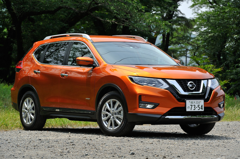 6月8日にマイナーチェンジした「エクストレイル」。撮影車はハイブリッドの「20X HYBRID」(2列シート/4WD)で、ボディカラーは新色のプレミアムコロナオレンジ。価格は309万8520円。ボディサイズは4690×1820×1730mm(全長×全幅×全高)、ホイールベースは2705mm。最高出力108kW(147PS)/6000rpm、最大トルク207Nm(21.1kgm)/4400rpmを発生する直列4気筒DOHC 2.0リッター直噴「MR20DD」エンジンを搭載し、これに「RM31」モーター(41PS/160Nm)を組み合わせる。ハイブリッド車のJC08モード燃費は20.0km/L~20.8km/L