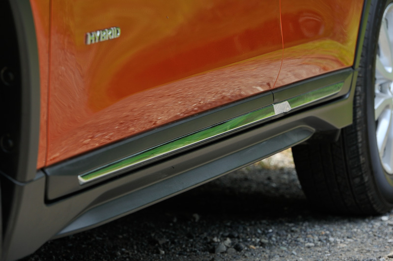ハイブリッド車ではサイドステップ周辺にクロームモールディングが与えられる
