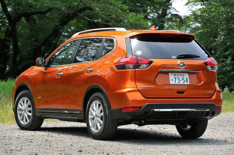 6月8日にマイナーチェンジした「エクストレイル」。撮影車はハイブリッドの「20X HYBRID」(2列シート/4WD)で、ボディカラーは新色のプレミアムコロナオレンジ。価格は309万8520円。ボディサイズは4690×1820×1730mm(全長×全幅×全高)、ホイールベースは2705mm。最高出力108kW(147PS)/6000rpm、最大トルク207Nm(21.1kgm)/4400rpmを発生する直列4気筒DOHC 2.0リッター直噴「MR20DD」エンジンを搭載し、これに「RM31」モーター(41PS/160Nm)を組み合わせる。ハイブリッド車のJC08モード燃費は20.0km/L~20.8km/L