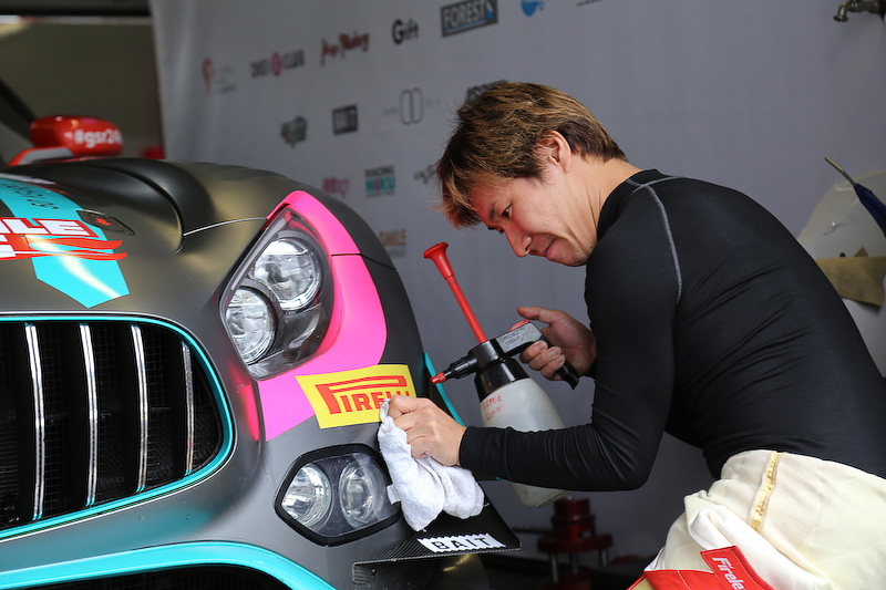 マシンを丁寧に磨く小林可夢偉選手