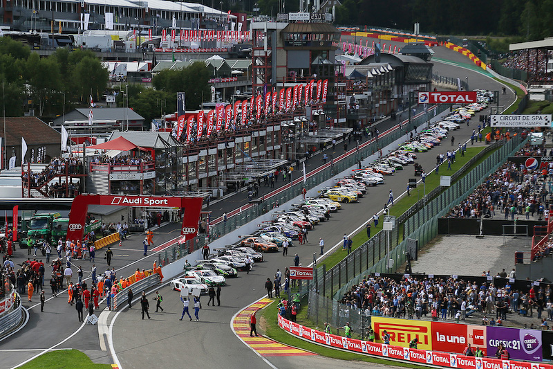 スターティンググリッドからローリングスタートの様子