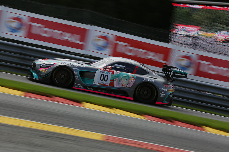 ピットから最後尾スタートする小林可夢偉選手のMercedes-AMG GT3（GOODSMILE RACING ＆ TeamUKYO）