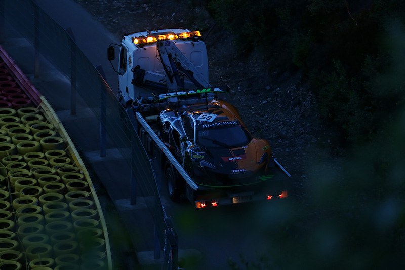 プーオンコーナーに続く夜間のバトルと風景、花火など。ポジションを上げるGOODSMILE RACING ＆ TeamUKYOのMercedes-AMG GT3