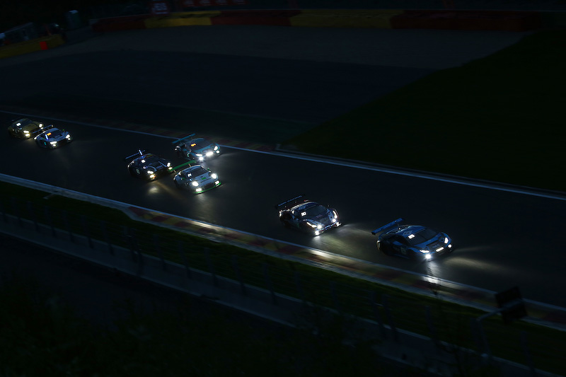 プーオンコーナーに続く夜間のバトルと風景、花火など。ポジションを上げるGOODSMILE RACING ＆ TeamUKYOのMercedes-AMG GT3