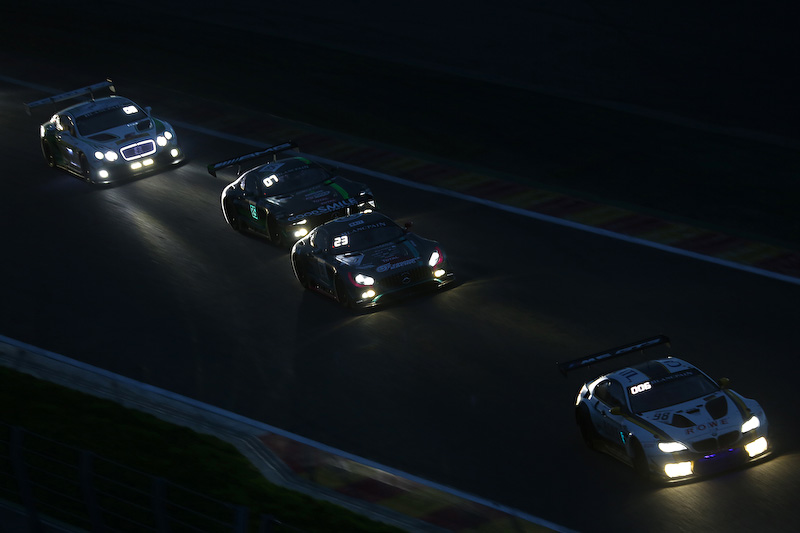 プーオンコーナーに続く夜間のバトルと風景、花火など。ポジションを上げるGOODSMILE RACING ＆ TeamUKYOのMercedes-AMG GT3