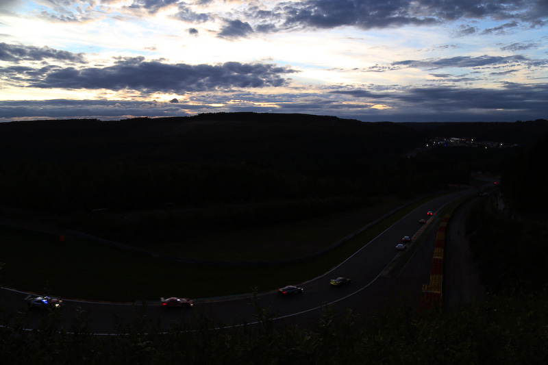 プーオンコーナーに続く夜間のバトルと風景、花火など。ポジションを上げるGOODSMILE RACING ＆ TeamUKYOのMercedes-AMG GT3
