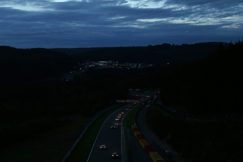プーオンコーナーに続く夜間のバトルと風景、花火など。ポジションを上げるGOODSMILE RACING ＆ TeamUKYOのMercedes-AMG GT3