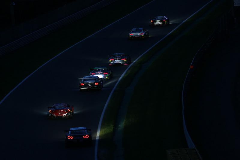 プーオンコーナーに続く夜間のバトルと風景、花火など。ポジションを上げるGOODSMILE RACING ＆ TeamUKYOのMercedes-AMG GT3