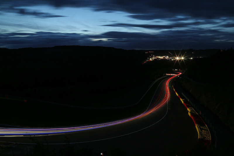 プーオンコーナーに続く夜間のバトルと風景、花火など。ポジションを上げるGOODSMILE RACING ＆ TeamUKYOのMercedes-AMG GT3