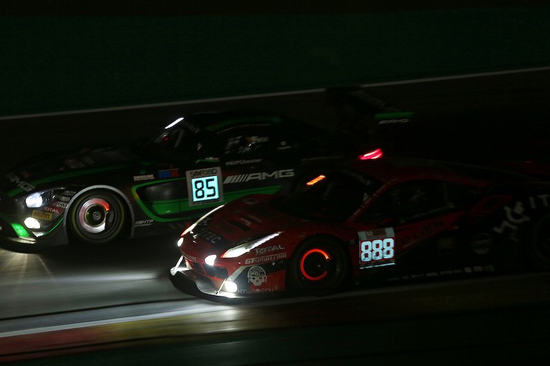 明け方のバスストップ・シケインのブレーキングバトル