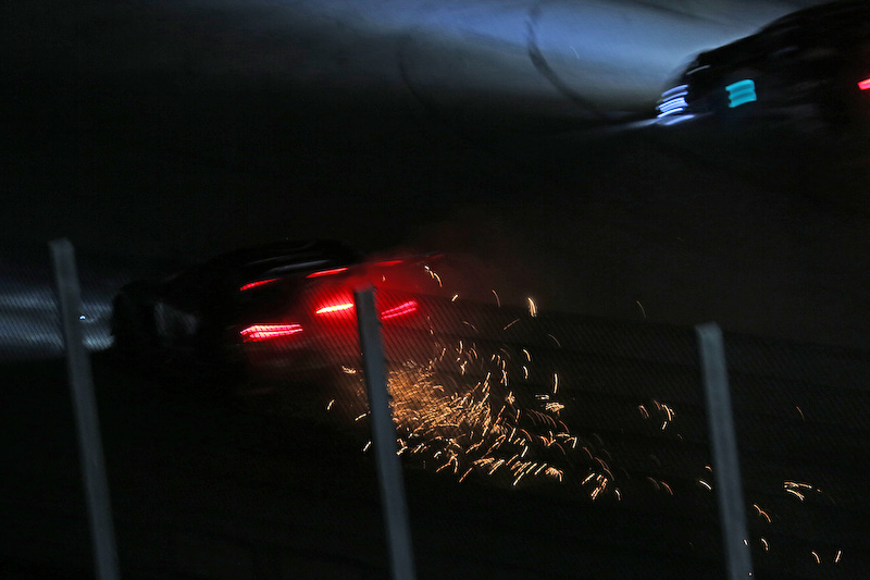 明け方3時13分、バスストップ・シケインのブレーキングで後続車にヒットされてバランスを崩し、右フロントとシャシーに大きなダメージを負い、火花を散らしながらピットに戻るGOODSMILE RACING ＆ TeamUKYOのMercedes-AMG GT3