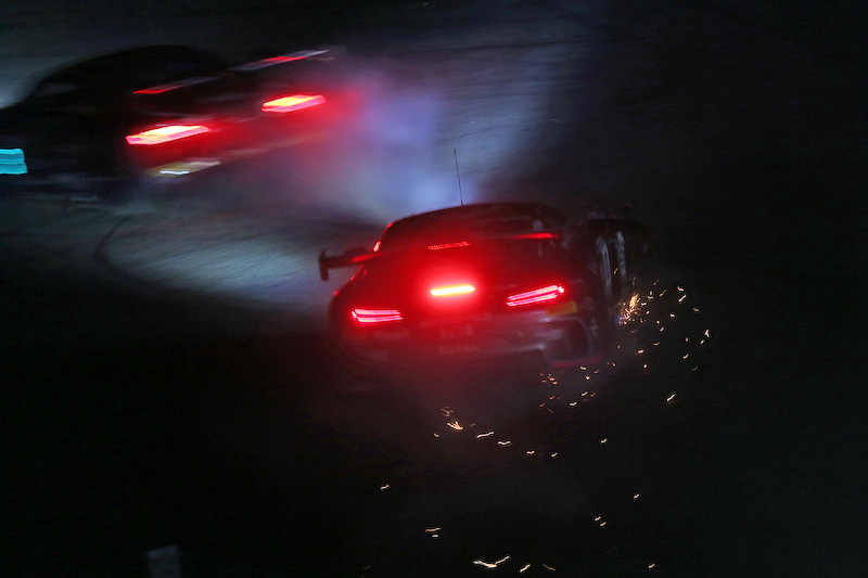 明け方3時13分、バスストップ・シケインのブレーキングで後続車にヒットされてバランスを崩し、右フロントとシャシーに大きなダメージを負い、火花を散らしながらピットに戻るGOODSMILE RACING ＆ TeamUKYOのMercedes-AMG GT3