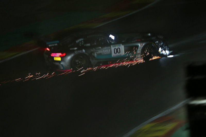 明け方3時13分、バスストップ・シケインのブレーキングで後続車にヒットされてバランスを崩し、右フロントとシャシーに大きなダメージを負い、火花を散らしながらピットに戻るGOODSMILE RACING ＆ TeamUKYOのMercedes-AMG GT3