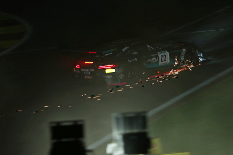 明け方3時13分、バスストップ・シケインのブレーキングで後続車にヒットされてバランスを崩し、右フロントとシャシーに大きなダメージを負い、火花を散らしながらピットに戻るGOODSMILE RACING ＆ TeamUKYOのMercedes-AMG GT3