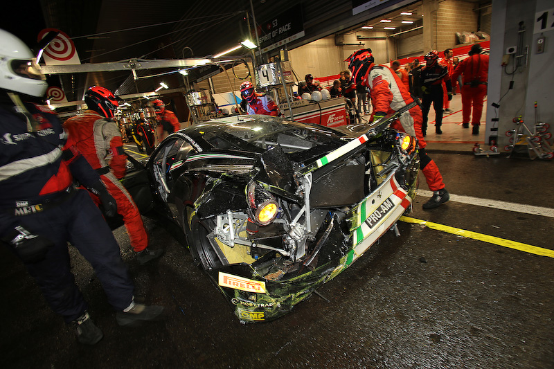 夜間と明け方3時半過ぎから急に降り出した雨で路面はウェットに。クラッシュしたマシン