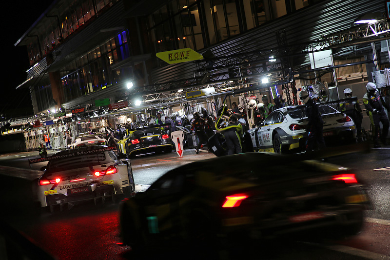 雨が止んだためスリックに交換するためにピットに戻ってくるマシン。スリックタイヤに交換するマシン