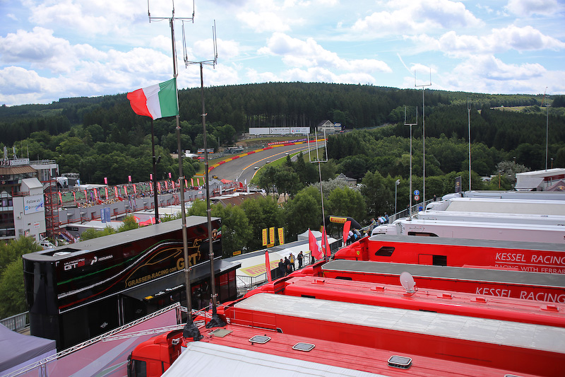 朝をむかえたオ・ルージュをみるパドック