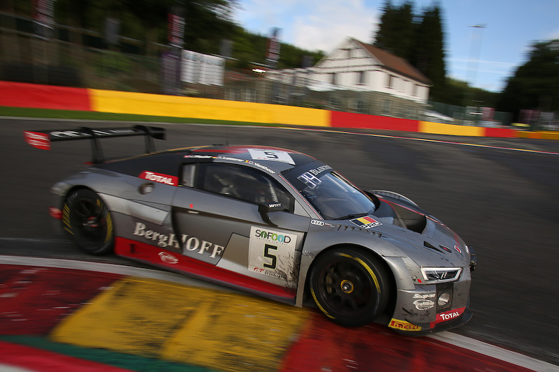 ラ・ソースコーナーをクリアするマルセル・ファスラー選手/アンドレ・ロッテラー選手/ドリス・バンスール選手のAudi R8 LMS（5号車）