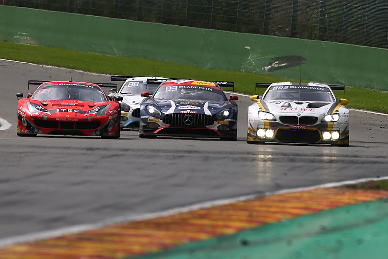 3台横並びのバスストップ・シケインのバトル