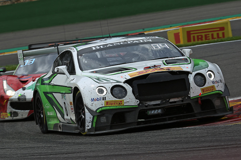 フロント部分を大きく損傷しながらも2位表彰台を獲得したベントレー（8号車）