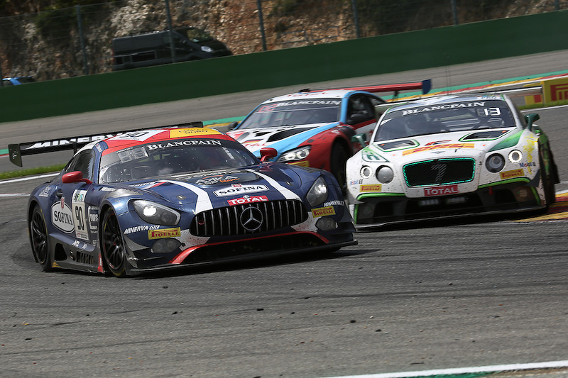 ベントレー（7号車）が後続車ともたつくスキをついて、アウトから2台をパスするMercedes-AMG GT3（90号車）