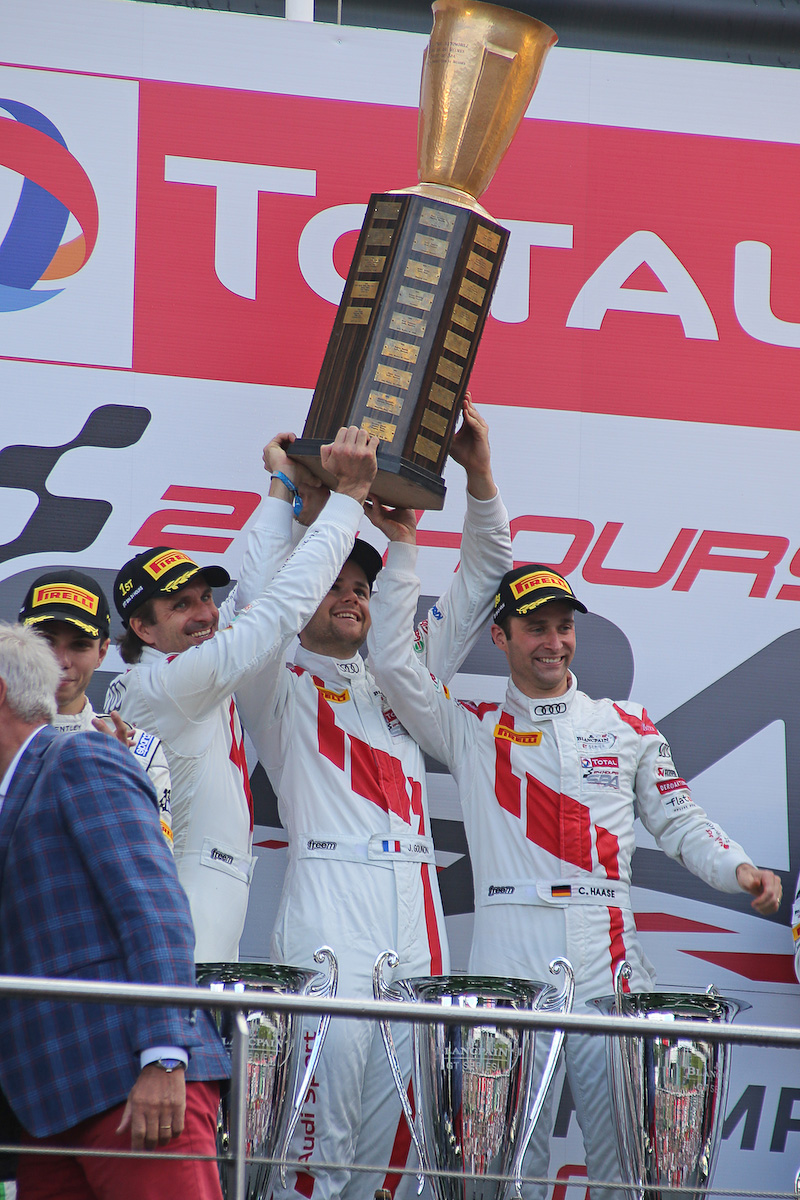 表彰式。優勝したAudi R8 LMS（25号車）、左からクリストファー・ハーセ選手、ジュール・グーノン選手、マルクス・ヴィンケルホック選手