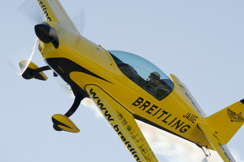 8月19日～20日に開催される「ツインリンクもてぎ20thアニバーサリーデイ ツインリンクもてぎ2＆4レース」で室屋義秀選手がレーシングコース上空を祝賀飛行する