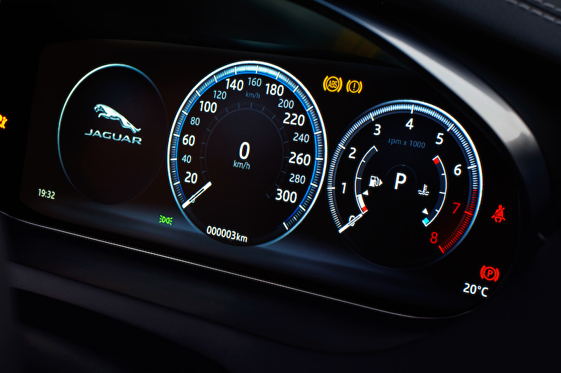 Fタイプとの共通性が感じられるEペイスのインテリア