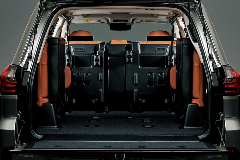 既存の「8人乗り仕様」のラゲッジスペース