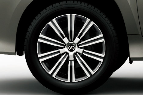 オプション設定の18インチ（左）、21インチ（中央）のアルミホイールをデザイン変更