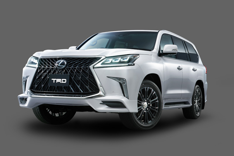 TRDのカスタマイズパーツを装着したレクサス「LX」のフロントビュー