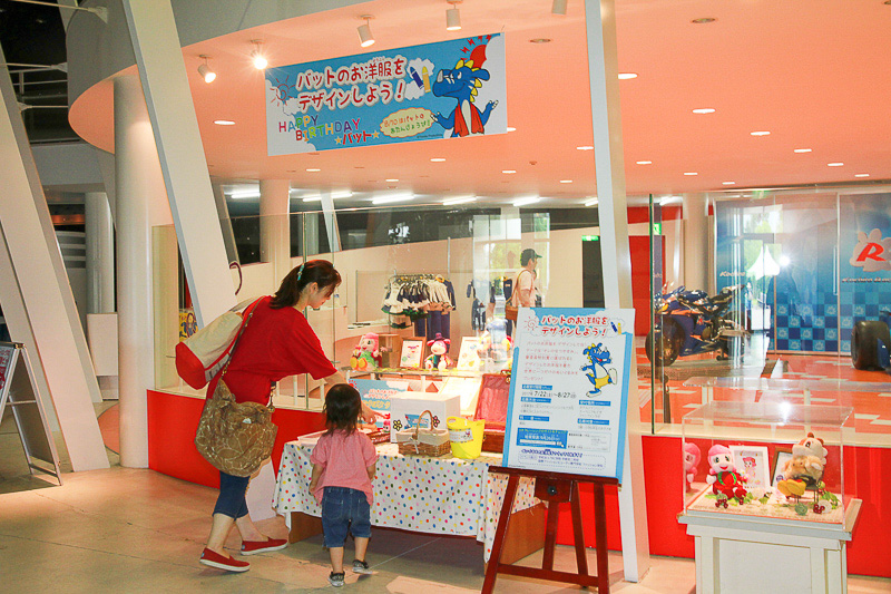 オリジナルキャラクター“バット”のお洋服をデザインするという夏限定のコーナー