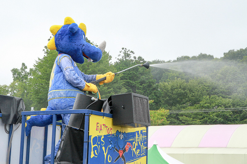 バットが巨大なガンで水を噴射!!