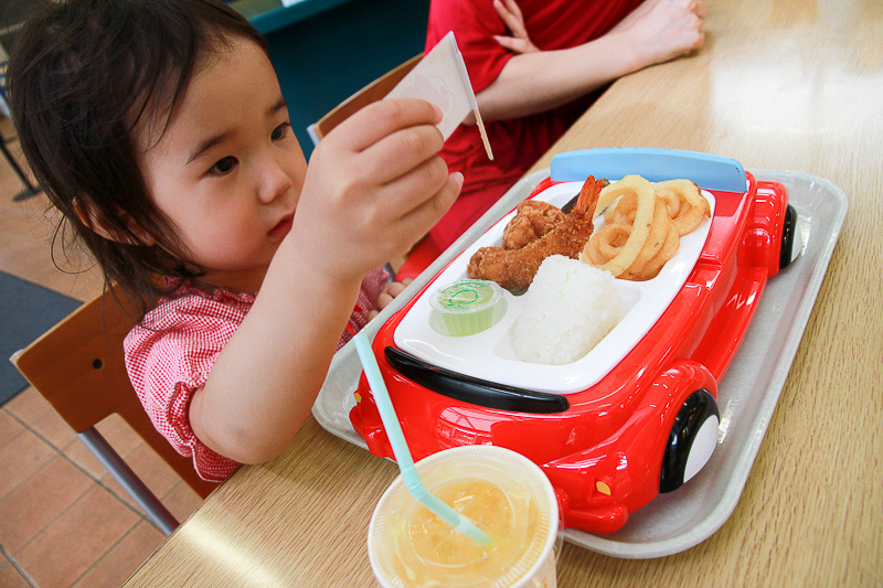 和奏はキッズドライブランチ。コチラの旗にくぎ付け