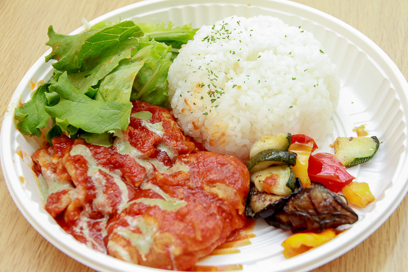 バジルソースのチキントマトプレート 夏野菜添え