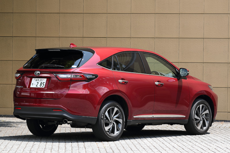 ハリアーは6月のマイナーチェンジに伴い、2.0リッター直噴ターボエンジン搭載モデルをラインアップに追加。写真は同エンジンを搭載する「PROGRESS」（2WD）で、価格は405万円。ボディサイズは4725×1835×1690mm（全長×全幅×全高）、ホイールベースは2660mm。ボディカラーはダークレッドマイカメタリック