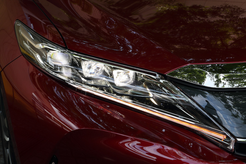 ターボモデルではスモーク調メッキ加飾のLEDヘッドライトを専用装備