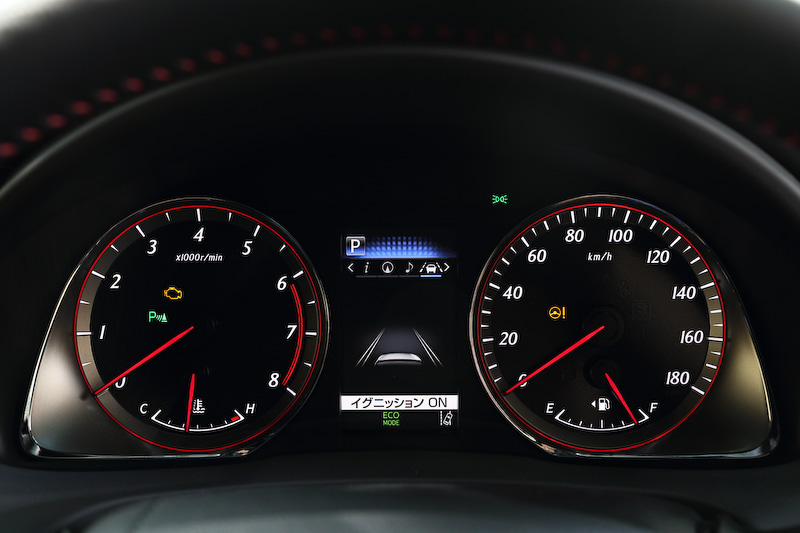 「PROGRESS」のインテリア。シート表皮はウルトラスエードと合成皮革（ブラック×レッド）のコンビネーションを採用する。装備面ではメタルカーボンのシフトパネル、レッドステッチ×ディンプル加工が施された本革巻き3本スポークステアリングホイールなどが与えられる。そのほかターボモデルでは、走行制御モードスイッチにスポーツモードが追加された