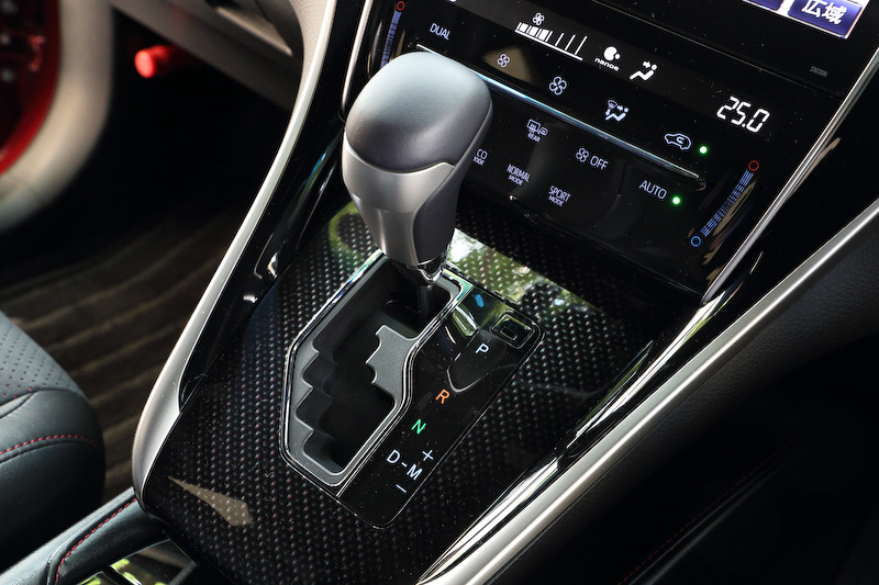 「PROGRESS」のインテリア。シート表皮はウルトラスエードと合成皮革（ブラック×レッド）のコンビネーションを採用する。装備面ではメタルカーボンのシフトパネル、レッドステッチ×ディンプル加工が施された本革巻き3本スポークステアリングホイールなどが与えられる。そのほかターボモデルでは、走行制御モードスイッチにスポーツモードが追加された