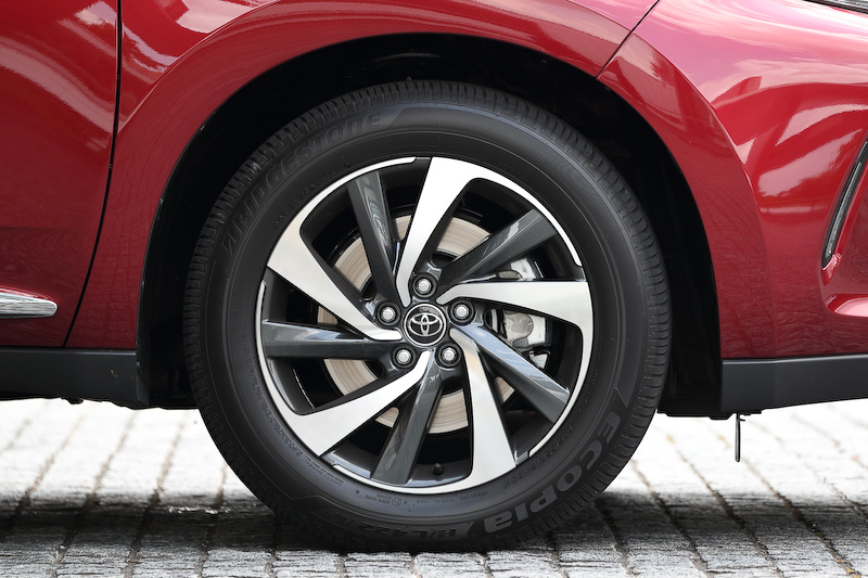 ターボモデルは専用の切削光輝＆ダークグレーメタリック塗装の18インチアルミホイールを装着（タイヤサイズ：235/55 R18）。また、フロントとリアにパフォーマンスダンパーを専用装備し、直進安定性や操縦安定性を高めているのもトピックの1つ