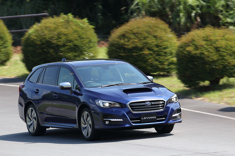 足まわりでは、フロントストラットとリアダンパーのリバウンドストロークを延長（フロント5mm、リア8mm）し減衰力を最適化。フロントサスペンション後方のアームブッシュをピローボールからゴムブッシュに変更し、リアスタビライザーの直径を20φから18φへ小径化したほか、1.6GT EyeSightと1.6GT-S EyeSightではコイル部のバンプストロークを前後ともに8mm延長してバネ定数をダウン。よりしなやかな乗り味を与えるとともに、ハンドリングの際の気持ちよさを向上させる改良が加えられた