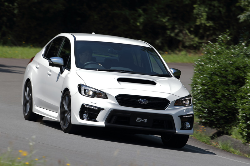 レヴォーグと同じく大幅改良が行なわれた「WRX S4」。ボディサイズは4595×1795×1475mm（全長×全幅×全高）で、ホイールベースは2650mm、最低地上高は135mm。最高出力221kW（300PS）/5600rpm、最大トルク400Nm（40.8kgm）/2000-4800rpmを発生する水平対向4気筒DOHC 2.0リッターエンジンを搭載し、CVT（スポーツリニアトロニック）を組み合わせる