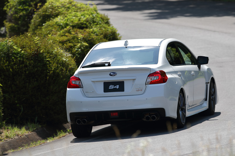 レヴォーグと同じく大幅改良が行なわれた「WRX S4」。ボディサイズは4595×1795×1475mm（全長×全幅×全高）で、ホイールベースは2650mm、最低地上高は135mm。最高出力221kW（300PS）/5600rpm、最大トルク400Nm（40.8kgm）/2000-4800rpmを発生する水平対向4気筒DOHC 2.0リッターエンジンを搭載し、CVT（スポーツリニアトロニック）を組み合わせる